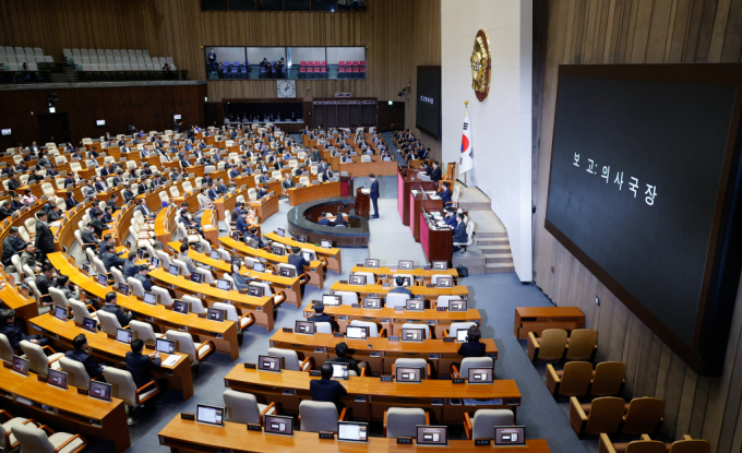정명호 국회 의사국장이 13일 오후 서울 여의도 국회에서 열린 제419회국회(임시회) 제3차 본회의에서 윤석열 대통령 탄핵소추안을 보고하고 있다. /사진=뉴스1