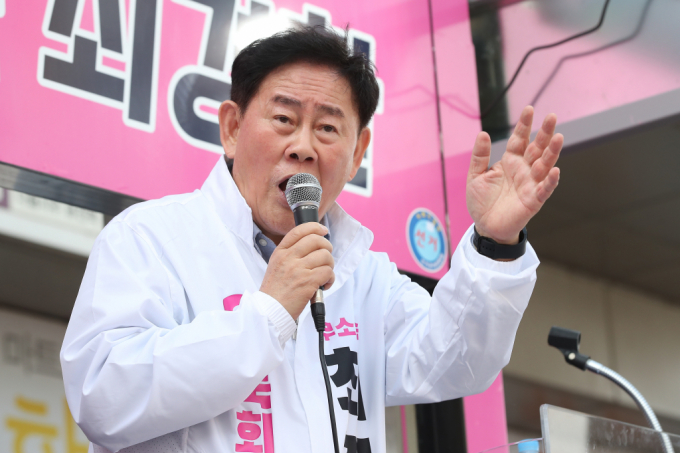 지난 3월29일 제22대 국회의원선거 경북 경산시에 출마한 최경환 무소속 후보가 29일 오후 경산시 하양읍 오일장을 맞아 하양꿈바우시장 앞 선거유세에서 연설하고 있다./사진제공=뉴스1