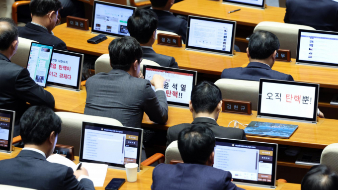 지난 13일 서울 여의도 국회에서 열린 제419회 국회(임시회) 제3차 본회의 '윤석열 대통령 위헌적 비상계엄 선포 내란행위 관련 긴급현안질문'에서 민주당 의원들의 모니터에 대통령 탄핵 및 체포를 촉구하는 메시지가 크게 떠 있다. / 사진=뉴시스 고승민 기자 
