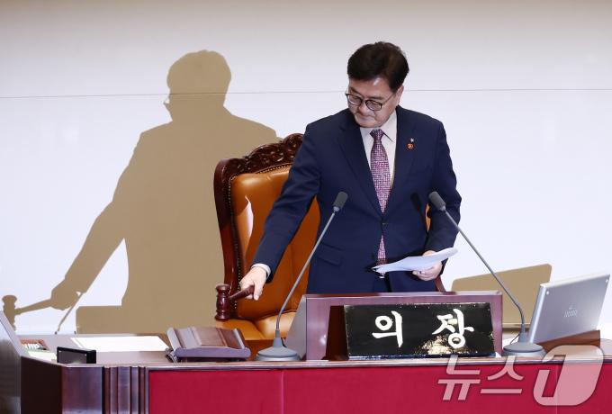 우원식 국회의장이 12일 오후 서울 여의도 국회에서 열린 제419회국회(임시회) 제2차 본회의에서 박성재 법무부 장관과 조지호 경찰청장 탄핵소추안의 가결을 알리며 의사봉을 두드리고 있다. 2024.12.12/뉴스1 ⓒ News1 김민지 기자