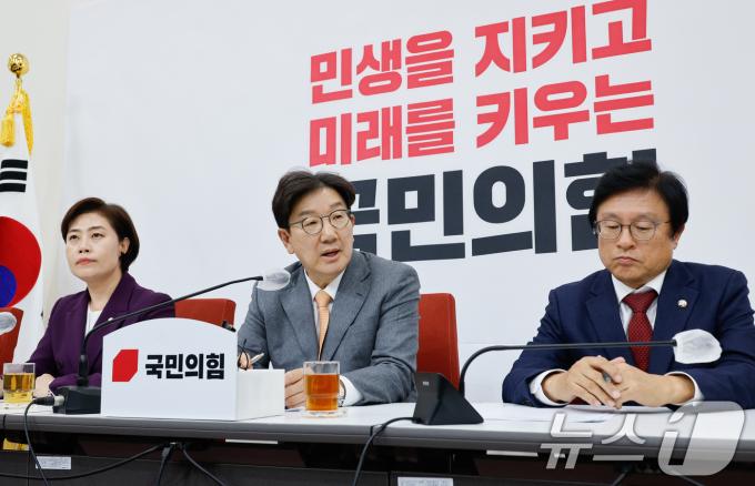 권성동 국민의힘 원내대표가 13일 오후 서울 여의도 국회에서 열린 현안 관련 기자간담회에서 취재진 질문에 답하고 있다. 2024.12.13/뉴스1 ⓒ News1 안은나 기자