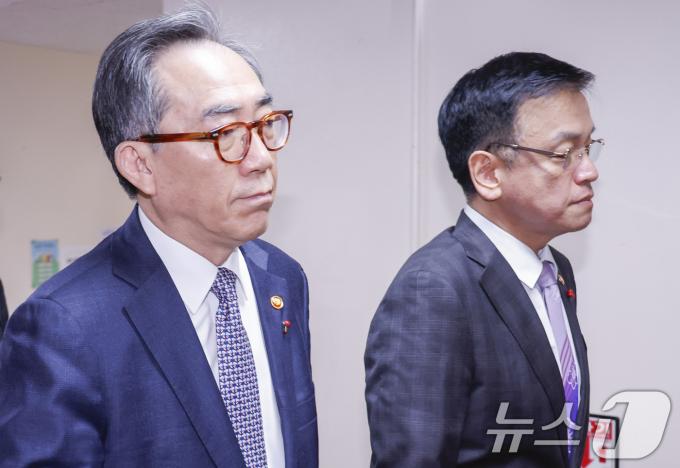 조태열(왼쪽) 외교부 장관과 최상목 경제부총리 겸 기획재정부 장관이 8일 서울 종로구 정부서울청사에서 열린 국무위원 간담회에 참석하고 있다. (공동취재) 2024.12.8/뉴스1 ⓒ News1 임세영 기자