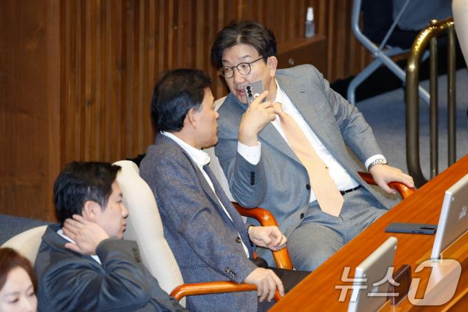권성동 국민의힘 원내대표(오른쪽)와 윤한홍 의원이 13일 오후 서울 여의도 국회에서 열린 제419회국회(임시회) 제3차 본회의에서 윤석열 대통령 위헌적 비상계엄 선포 내란행위 관련 긴급현안질문을 들으며 대화하고 있다. 2024.12.13/뉴스1 ⓒ News1 안은나 기자