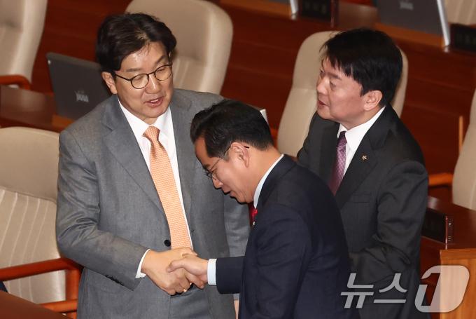 권성동 국민의힘 원내대표가 13일 오후 서울 여의도 국회에서 열린 제419회국회(임시회) 제3차 본회의에 참석하며 박수영, 안철수 의원 등과 인사하고 있다. 2024.12.13/뉴스1 ⓒ News1 김민지 기자