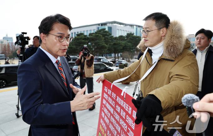 윤상현 국민의힘 의원(왼쪽)이 13일 오후 서울 여의도 국회 본청 앞에서 '윤석열 대통령 탄핵 표결 찬성' 1인 시위 중인 김상욱 의원과 대화하고 있다. 2024.12.13/뉴스1 ⓒ News1 구윤성 기자