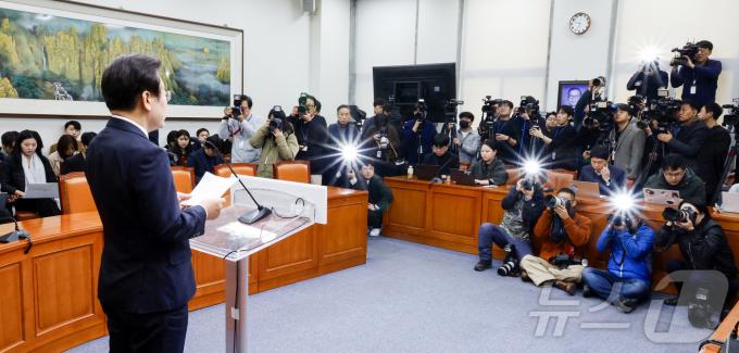 이재명 더불어민주당 대표가 13일 오전 서울 여의도 국회에서 윤석열 탄핵 관련 성명을 발표하고 있다. 2024.12.13/뉴스1 ⓒ News1 안은나 기자