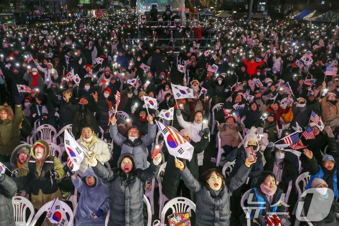 자유통일당과 대한민국바로세우기 국민운동본부 등 보수단체 회원들이 '김건희 여사 특별법' 부결 소식과 '윤석열 대통령 탄핵안' 부결 전망에 기뻐하고 있다. 2024.12.7/뉴스1 ⓒ News1 민경석 기자