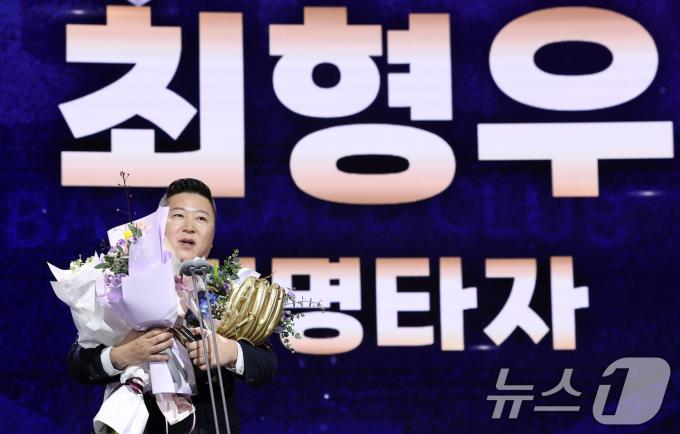 KIA 타이거즈 최형우가 13일 서울 강남구 코엑스 오디토리움에서 열린 ‘2024 신한은행 SOL KBO 골든글러브 시상식’에서 지명타자 부문 골든글러브를 수상한 후 소감을 전하고 있다. 2024.12.13/뉴스1 ⓒ News1 김성진 기자