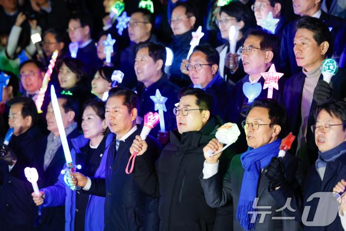 더불어민주당 박찬대 원내대표를 비롯한 국회의원들이 윤석열 대통령 탄핵안 표결을 하루 앞둔 13일 오후 서울 여의도 국회 본청 계단에서 각자 응원봉을 든채 탄핵 촉구 결의를 다지고 있다. 2024.12.13/뉴스1 ⓒ News1 안은나 기자