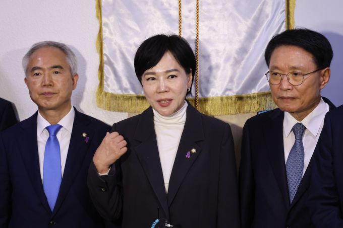 더불어민주당 부패·공익제보자 권익보호위원회가 곽종근 전 특전사령관과 김현태 707특임단장을 민주당 공익제보자 보호대상 지정 여부를 검토 중이라고 밝혔다. 사진은 전현희 민주당 공익제보자 권익보호위원장(가운데)이 지난 10월29일 서울 여의도 민주당 중앙당사에서 열린 부패공익제보센터 현판식에서 인사말을 하는 모습. /사진=뉴시스