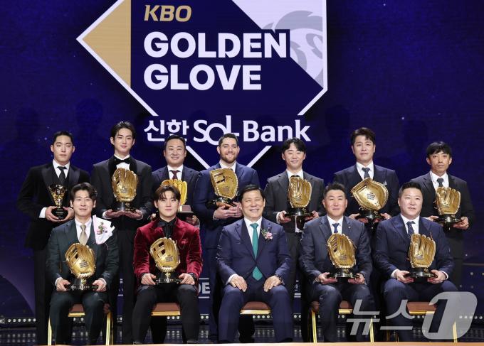 13일 서울 강남구 코엑스 오디토리움에서 열린 ‘2024 신한은행 SOL KBO 골든글러브 시상식’에서 허구연 KBO 총재와 수상자들이 기념촬영을 하고 있다. 2024.12.13/뉴스1 ⓒ News1 김성진 기자