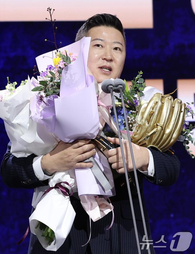 KIA 타이거즈 최형우가 13일 서울 강남구 코엑스 오디토리움에서 열린 ‘2024 신한은행 SOL KBO 골든글러브 시상식’에서 지명타자 부문 골든글러브 수상 소감을 전하고 있다. 2024.12.13/뉴스1 ⓒ News1 김성진 기자
