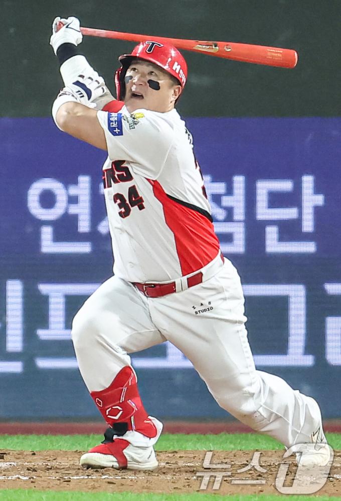 28일 오후 광주 북구 기아챔피언스필드에서 열린 프로야구 '2024 신한 SOL 뱅크 KBO 포스트시즌' 한국시리즈 5차전 삼성 라이온즈와 기아 타이거즈의 경기, 5회말 선두타자로 나선 KIA 최형우가 솔로홈런을 치고 있다. 2024.10.28/뉴스1 ⓒ News1 김도우 기자