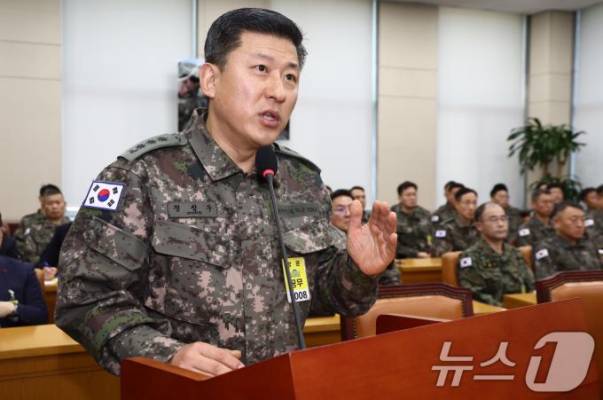 정성우 국군방첩사령부 1처장이 10일 오전 서울 여의도 국회 국방위원회에서 열린 계엄 관련 긴급 현안질의에서 위원 질의에 답하고 있다. 2024.12.10/뉴스1 ⓒ News1 김민지 기자