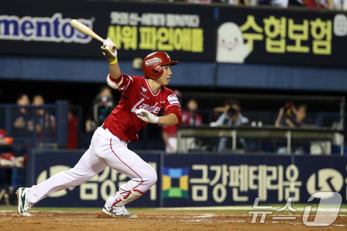 23일 오후 서울 송파구 잠실야구장에서 열린 프로야구 '2024 신한 SOL 뱅크 KBO리그' 두산베어스와 SSG랜더스의 경기에서 3회초 SSG 공격 2사 주자 1,2루 상황 박성한이 1타점 적시타를 치고 있다. 2024.9.23/뉴스1 ⓒ News1 이승배 기자