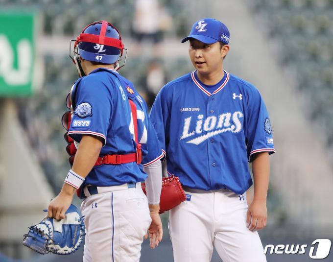 13일 오후 서울 송파구 잠실야구장에서 열린 프로야구 '2023 신한은행 SOL KBO리그' 삼성 라이온즈와 LG 트윈스의 경기 3회말 2사 1,2루 상황, 삼성 선발 최채흥이 포수 강민호와 대화를 하고 있다. 2023.6.13/뉴스1 ⓒ News1 이재명 기자