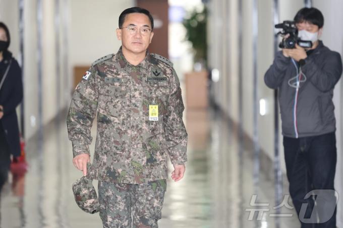 여인형 전 국군방첩사령관이 7일 서울 여의도 국회 정보위원회에서 열린 비상계엄 관련 긴급 현안질의에 출석하고 있다. 2024.12.7/뉴스1 ⓒ News1 국회사진취재단