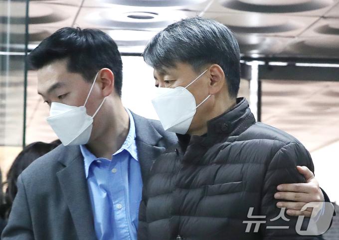 '12·3 비상계엄' 사태 내란 혐의로 긴급 체포된 조지호 경찰청장이 13일 오후 서울 서초구 서울중앙지방법원에서 열린 구속 전 피의자 심문(영장실질심사)에 출석하고 있다. 2024.12.13/뉴스1 ⓒ News1 임세영 기자
