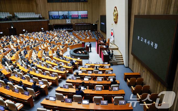 정명호 국회 의사국장이 13일 오후 서울 여의도 국회에서 열린 제419회국회(임시회) 제3차 본회의에서 윤석열 대통령 탄핵소추안을 보고하고 있다. 2024.12.13/뉴스1 ⓒ News1 안은나 기자