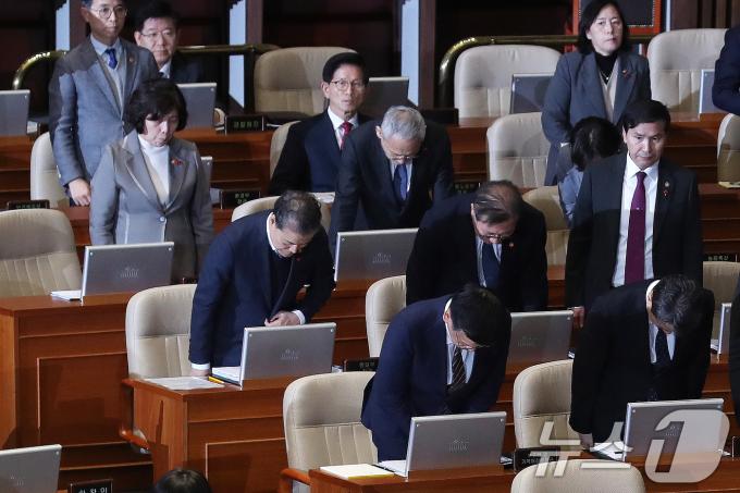 김문수 고용노동부장관이 11일 오후 서울 여의도 국회에서 열린 제419회국회(임시회) 제1차 본회의 윤석열 대통령 위헌적 비상계엄 선포 내란행위 관련 긴급현안질문에서 계엄 사태와 관련해 국무위원들이 자리에서 일어나 국민들에게 허리 숙여 사과하고 있는 가운데 자리를 지키고 있다. 2024.12.11/뉴스1 ⓒ News1 이광호 기자