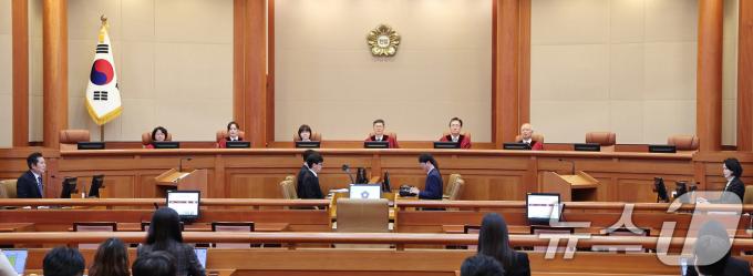 문형배 헌법재판소장 권한대행을 비롯한 헌법재판관들이 12일 오후 서울 종로구 헌법재판소 대심판정에 앉아 있다. 2024.11.12/뉴스1 ⓒ News1 김성진 기자