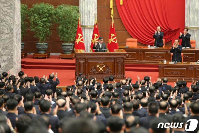 (평양 노동신문=뉴스1) = 북한의 노동당 중앙위원회 제8기 제9차 전원회의의 모습 [국내에서만 사용가능. 재배포 금지. DB 금지. For Use Only in the Republic of Korea. Redistribution Prohibited] rodongphoto@news1.kr