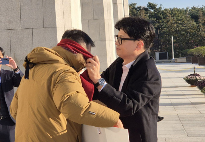한동훈 국민의힘 대표가 14일 오전 서울 여의도 국회로 출근하며 윤석열 대통령 탄핵 촉구 1인 시위를 하고 있는 김상욱 의원에게 자신의 목도리를 건네주고 있다. /사진=김상욱 의원실   