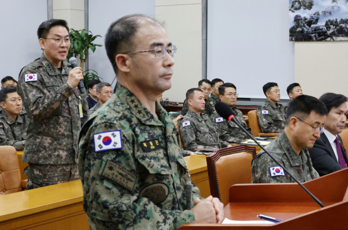 14일 검찰 비상계엄 특별수사본부(본부장 박세현 고검장)는 이날 오전부터 이진우 수도방위사령관을 소환해 조사하고 있는 것으로 알려졌다. 이진우(왼쪽) 수방사령관이 10일 오후 서울 여의도 국회에서 열린 국방위원회의 긴급 현안질의에서 의원 질의에 답변하고 있다. 오른쪽부터 김선호 국방부 차관, 박안수 육군참모총장, 곽종근 특수전사령관. /사진=뉴시스