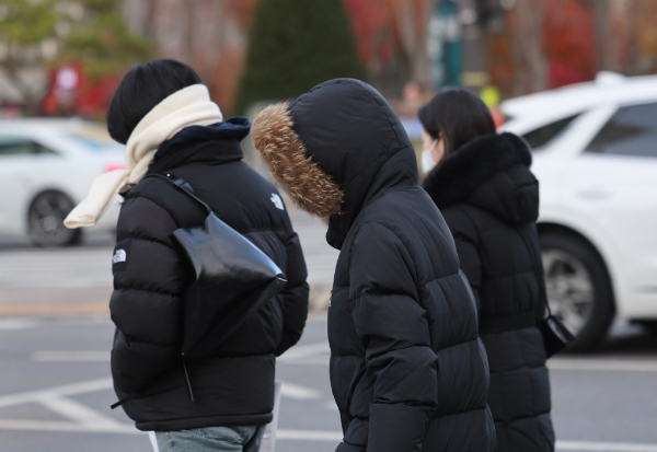 오늘 날씨는 기온이 영하권으로 떨어지고 바람이 강하게 불 예정이다. 사진은 3일 오전 서울시내 거리에서 시민들이 패딩을 입고 이동하는 모습. /사진=뉴시스 