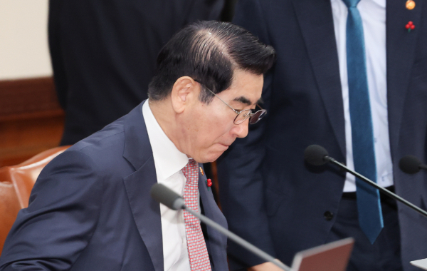 김용현 전 국방부 장관 측 변호인단이 검찰이 불법 수사를 하고 있다며 진술을 거부한다고 14일 밝혔다. 사진은 김 전 장관이 지난 3일 서울 종로구 정부서울청사에서 열린 국무회의에 참석한 모습. /사진=뉴스1