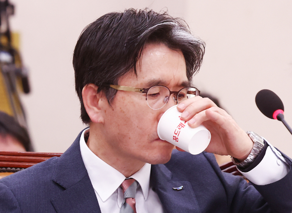 고위공직자범죄수사처(공수처)가 '12·3 비상계엄 사태' 사건을 이첩해달라고 다시 요청했다. 사진은 오동운 공수처장이 지난 11일 오전 서울 여의도 국회에서 열린 12·3 윤석열 내란 사태 관련 법제사법위원회 전체회의에 출석, 물을 마시는 모습. /사진=뉴스1
