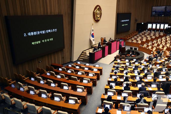 박찬대 더불어민주당 원내대표가 7일 오후 서울 여의도 국회에서 열린 제418회국회(정기회) 제17차 본회의에서 '윤석열 대통령 탄핵소추안' 제안 설명을 하고 있다. 2024.12.7/뉴스1 ⓒ News1 김민지 기자