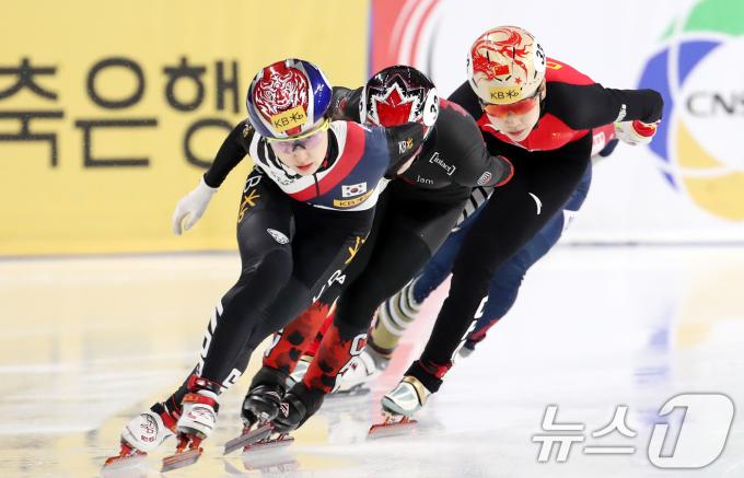 13일 서울 양천구 목동 아이스링크에서 열린 'KB금융-ISU 쇼트트랙 월드투어 서울 대회' 여자 1,000m 예선에서 대한민국 최민정이 레이스를 펼치고 있다. 2024.12.13/뉴스1 ⓒ News1 이승배 기자
