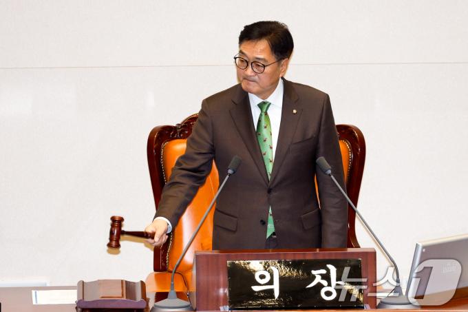 우원식 국회의장이 11일 오후 서울 여의도 국회에서 열린 제419회국회(임시회) 제1차 본회의에서 개의를 선언하고 있다. 2024.12.11/뉴스1 ⓒ News1 안은나 기자