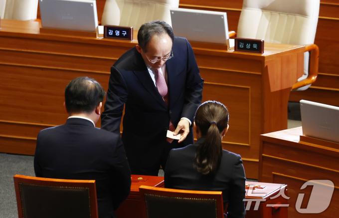 추경호 전 국민의힘 원내대표가 14일 오후 서울 여의도 국회에서 열린 제419회국회(임시회) 제4차 본회의에서 윤석열 대통령 탄핵소추안 무기명 투표를 하고 있다. 2024.12.14/뉴스1 ⓒ News1 김민지 기자