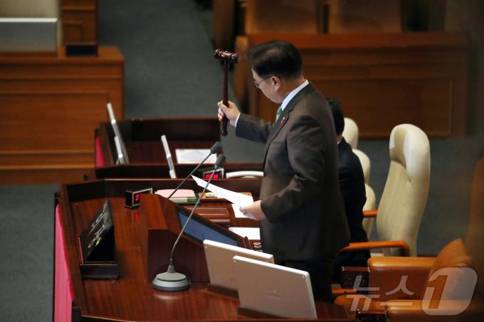 우원식 국회의장이 14일 오후 서울 여의도 국회에서 열린 제419회국회(임시회) 제4차 본회의에서 윤석열 대통령 탄핵소추안 가결을 알리고 있다. 2024.12.14/뉴스 ⓒ News1 이광호 기자