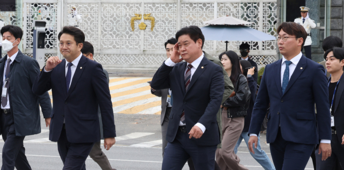 윤석열 대통령 탄핵소추안이 가결됨에 따라 한덕수 대통령권한대행에 대한 전담 경호대를 편성했다.  사진은 서울 용산구 대통령 집무실 앞 모습./사진=뉴시스