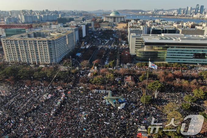 14일 오후 서울 영등포구 여의도 국회의사당 앞에서 열린 '범국민 촛불대행진'에 참석한 시민들이 국회 앞에서부터 여의도공원에 이르기까지 거리를 가득 메우고 윤석열 대통령의 탄핵을 촉구하고 있다. 2024.12.14/뉴스1 ⓒ News1 민경석 기자