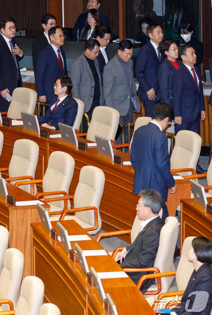 국민의힘 의원들이 14일 오후 서울 여의도 국회에서 열린 제419회국회(임시회) 제4차 본회의에서 윤석열 대통령 탄핵소추안이 가결되자 본회의장을 나서고 있다. 2024.12.14/뉴스1 ⓒ News1 안은나 기자