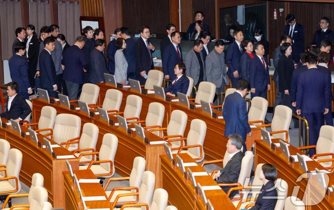 국민의힘 의원들이 14일 오후 서울 여의도 국회에서 열린 제419회국회(임시회) 제4차 본회의에서 윤석열 대통령 탄핵소추안이 가결되자 본회의장을 나서고 있다. 2024.12.14/뉴스1 ⓒ News1 안은나 기자
