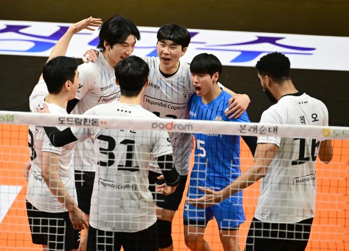 남자 프로배구에서 5연승을 기록한 현대캐피탈.(한국배구연맹 제공)