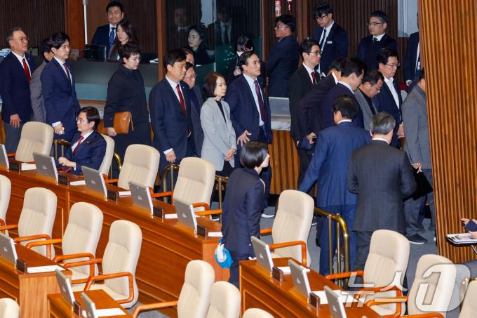 국민의힘 의원들이 14일 오후 서울 여의도 국회에서 열린 제419회국회(임시회) 제4차 본회의에서 윤석열 대통령 탄핵소추안이 가결되자 본회의장을 나서고 있다. 2024.12.14/뉴스1 ⓒ News1 안은나 기자