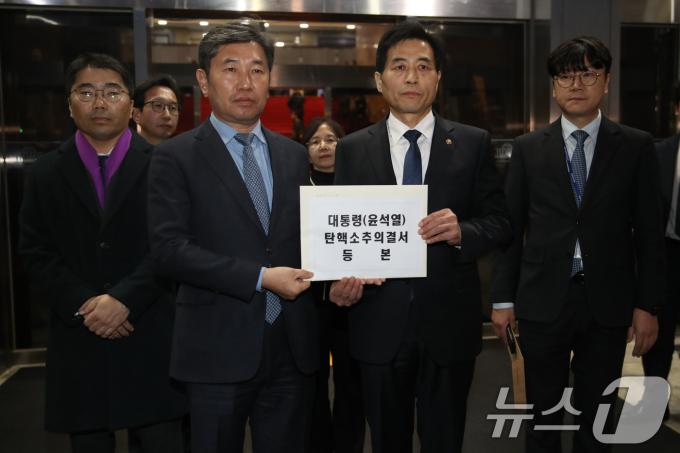 김민기 국회사무총장(오른쪽 두번째)과 조오섭 의장 비서실장이 14일 오후 윤석열 대통령 탄핵소추의결서를 대통령실에 전달하기 위해 국회를 나서고 있다. 2024.12.14/뉴스1 ⓒ News1 이광호 기자