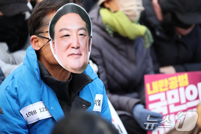 윤석열 대통령 탄핵소추안 2차 투표가 진행되는 14일 오후 광주 동구 금남로에서 내란수괴 윤석열 체포, 구속촉구 광주시민 6차 총궐기대회가 열려 한 참가자가 '탄핵소추안 가결'을 촉구하며 윤 대통령 수의를 입고 나왔다. 2024.12.14./뉴스1 ⓒ News1 김태성 기자