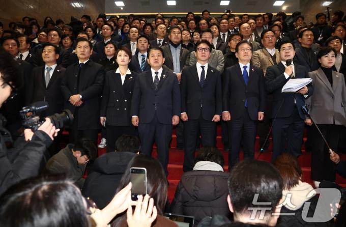 윤석열 대통령의 탄핵안이 국회 본회의를 통과한 14일 오후 서울 여의도 국회 로텐더홀 앞에서 더불어민주당 이재명 대표를 비롯한 의원들이 입장을 밝히고 있다. 2024.12.14/뉴스1 ⓒ News1 김민지 기자