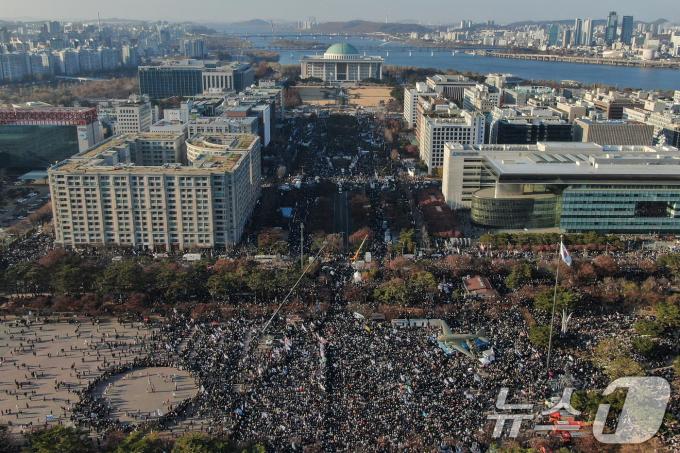 14일 오후 서울 영등포구 여의도 국회의사당 앞에서 열린 '범국민 촛불대행진'에 참석한 시민들이 국회 앞에서부터 여의도공원에 이르기까지 거리를 가득 메우고 윤석열 대통령의 탄핵을 촉구하고 있다. 2024.12.14/뉴스1 ⓒ News1 민경석 기자