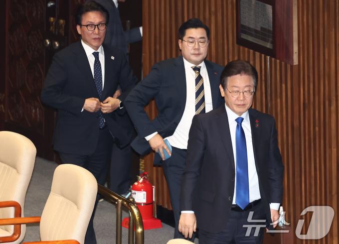 더불어민주당 이재명 대표, 박찬대 원내대표, 김민석 최고위원이 14일 오후 서울 여의도 국회에서 열린 제419회국회(임시회) 제4차 본회의에서 윤석열 대통령 탄핵소추안 무기명 투표를 하기 위해 이동하고 있다. 2024.12.14/뉴스1 ⓒ News1 김민지 기자