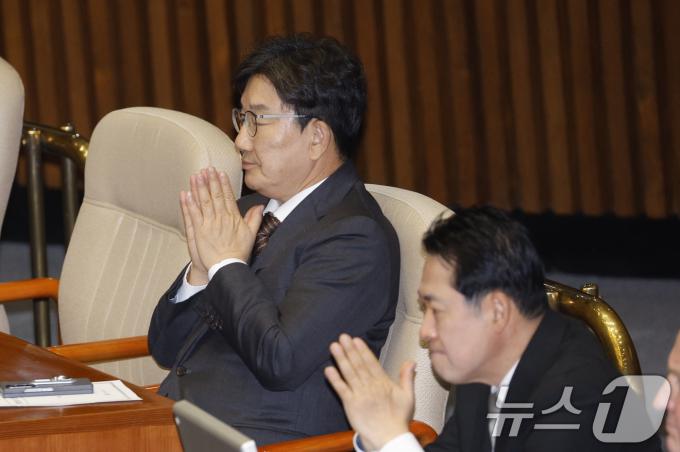 권성동 국민의힘 원내대표, 장동혁 최고위원이 14일 오후 서울 여의도 국회에서 열린 제419회국회(임시회) 제4차 본회의에서 윤석열 대통령 탄핵소추안 표결 결과를 기다리며 두손을 모으고 있다. 2024.12.14/뉴스1 ⓒ News1 안은나 기자