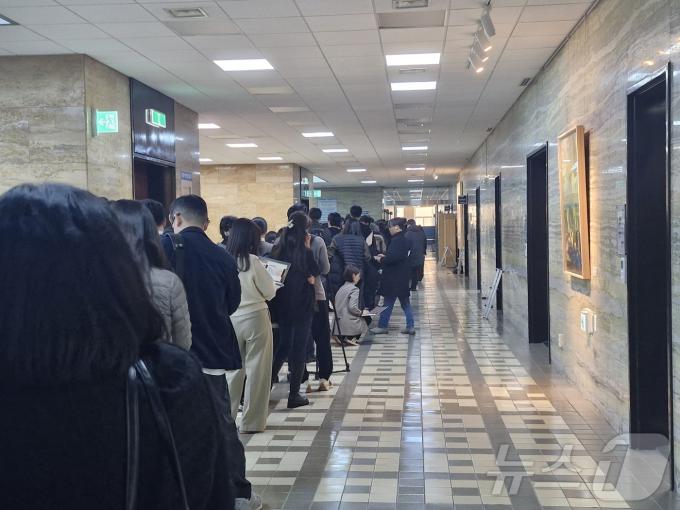 14일 오후 국회 본회의 방청객석 입장을 위해 대기하고 있는 취재진들의 모습. 입장 두 시간 전부터 자리를 맡는 등 경쟁이 치열했다. (독자 제공)