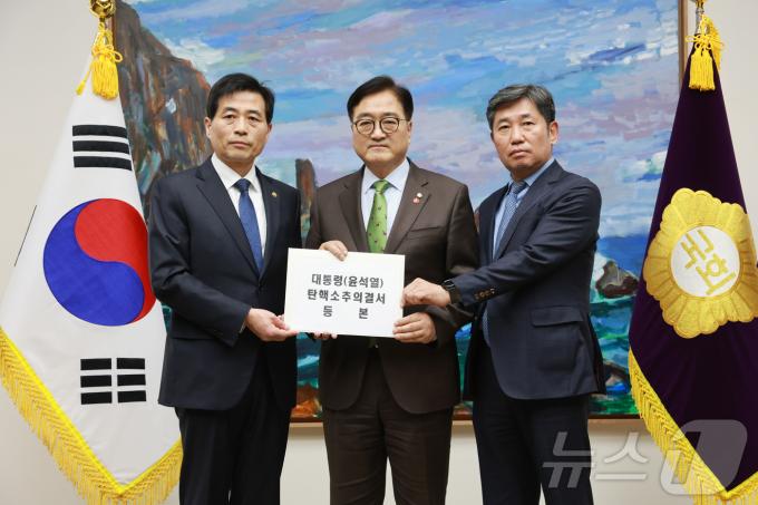 우원식 국회의장(가운데)이 14일 오후 서울 여의도 국회 국회의장 접견실에서 김민기 국회사무총장(왼쪽)에게 윤석열 대통령 탄핵 소추의결서를 전달하고 있다. 2024.12.14/뉴스1 ⓒ News1 국회사진취재단
